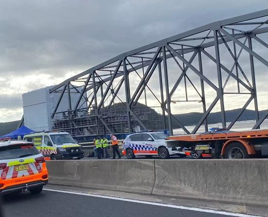 牛达人 悉尼北部发生多车相撞事故 一卡车司机受伤送医