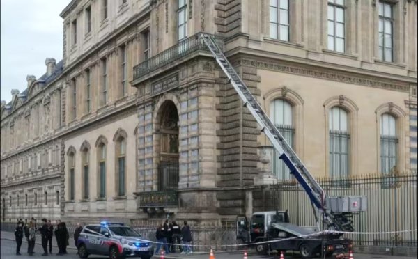 广瑞网  国家文物局发文称卢浮宫窃案敲响警钟! 将强化出境展安全管理